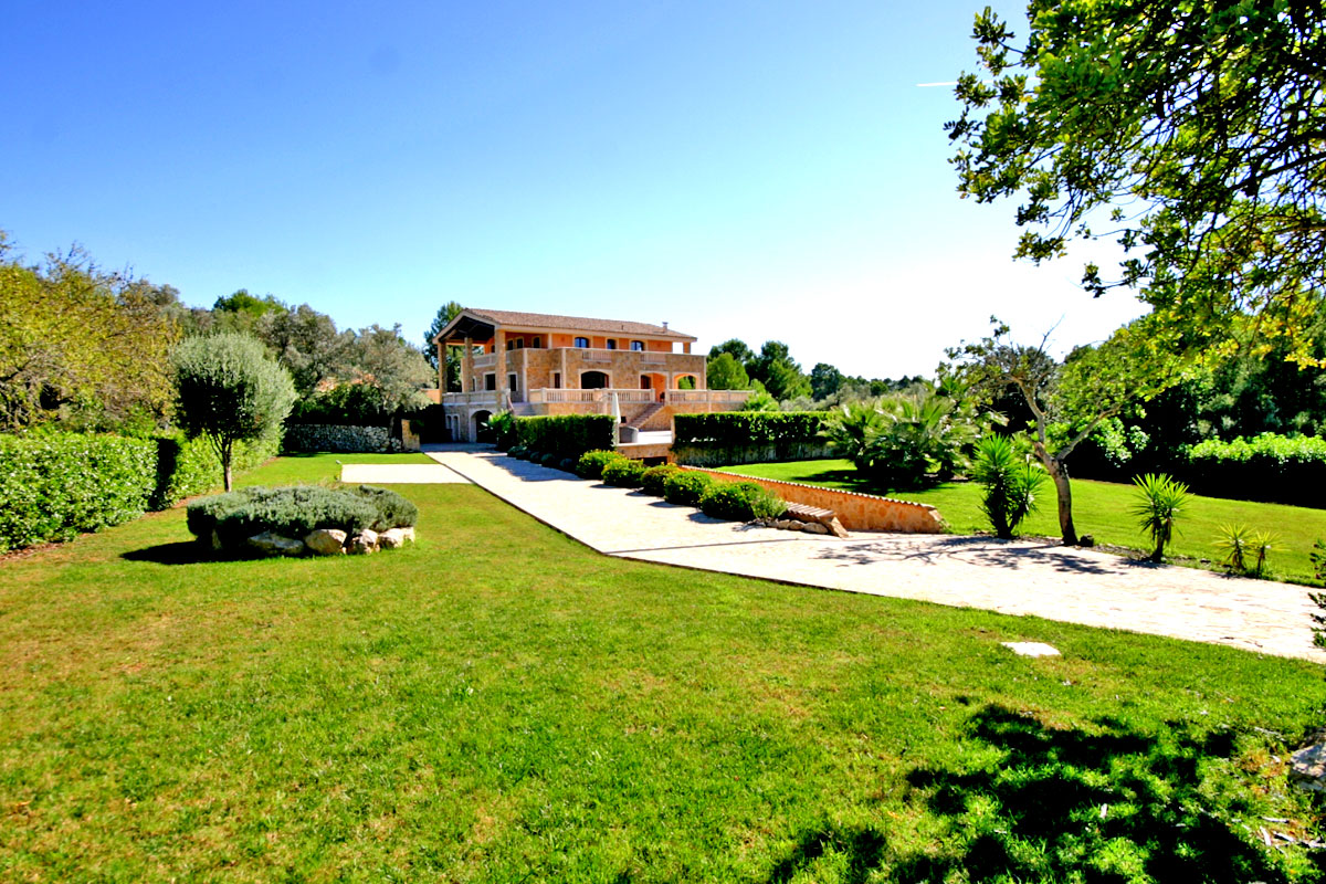 Neubau Naturstein-Finca in Santa Maria auf Mallorca mit feinstem Panorama-Bergblick zu verkaufen